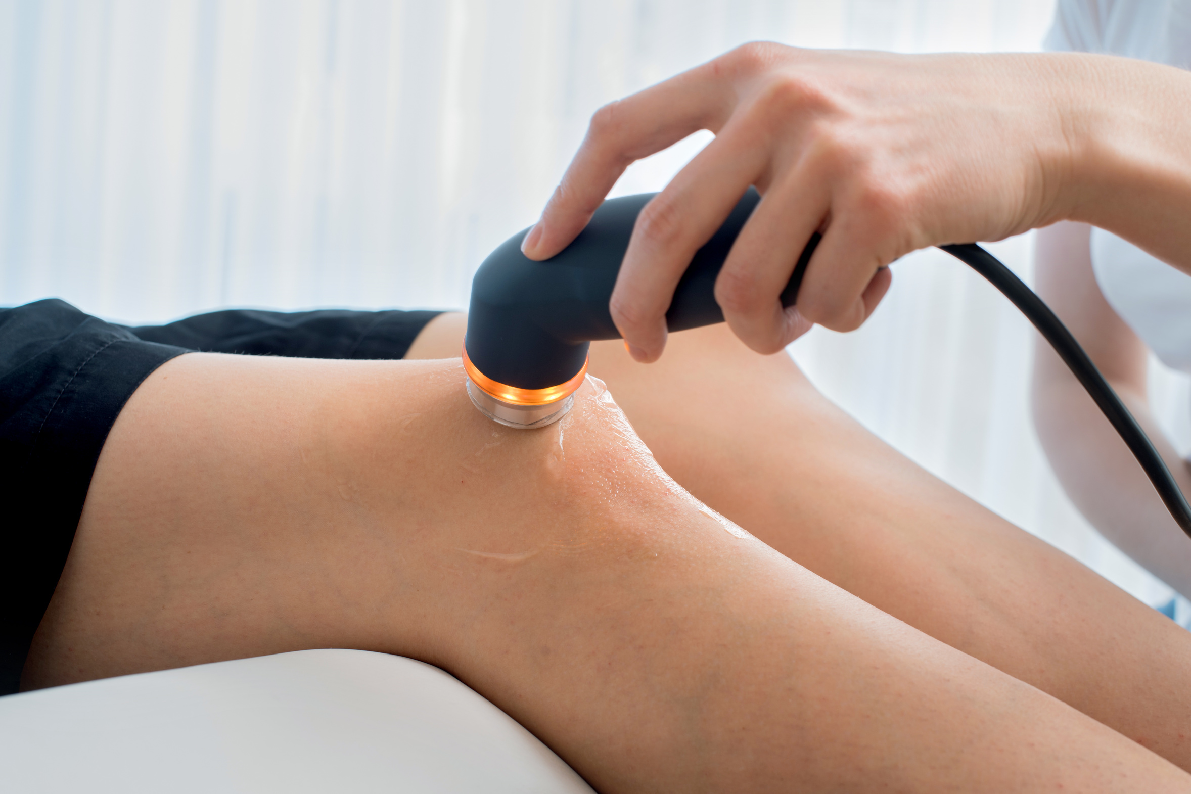 Ultraschallgerät in der Physiotherapie wird zur Schmerzlinderung am Knie eingesetzt